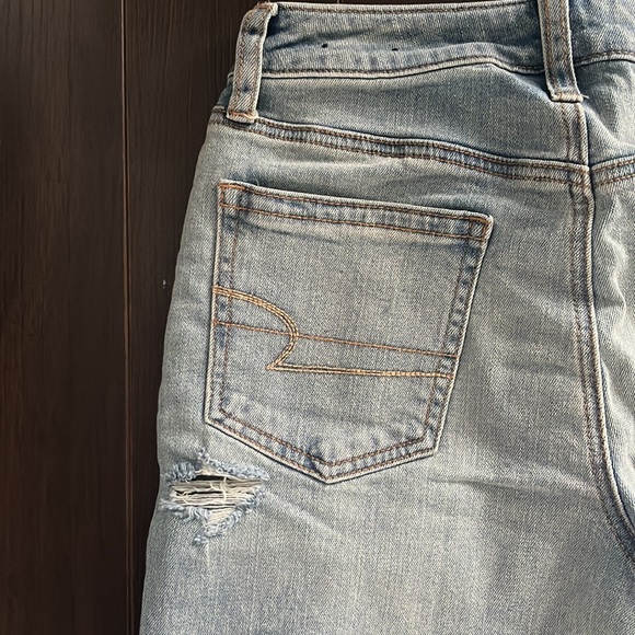 NWOT AMERICAN EAGLE Vintage hi-rise Light-wash Distressed Jeans (STRETCH) - Picture 7 of 10